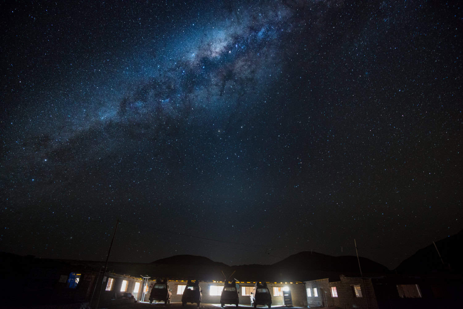 milky-way-on-the-salar-de-uyuni-in-bolivia-2024-04-15-18-57-53-utc